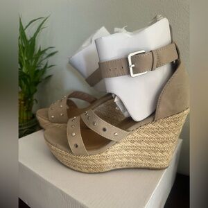 Report platform sandals